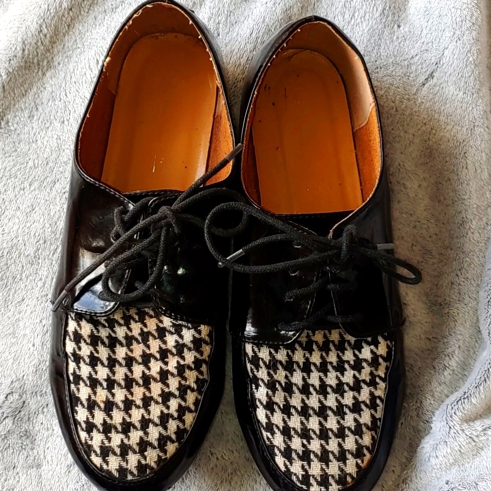 Houndstooth Patterned Black Patent Leather Oxfords